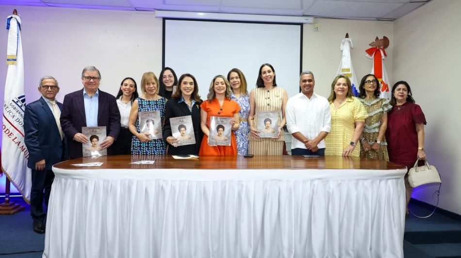 Un sello para la historia: A&iacute;da Cartagena Portalat&iacute;n queda inmortalizada en emisi&oacute;n postal conmemorativa