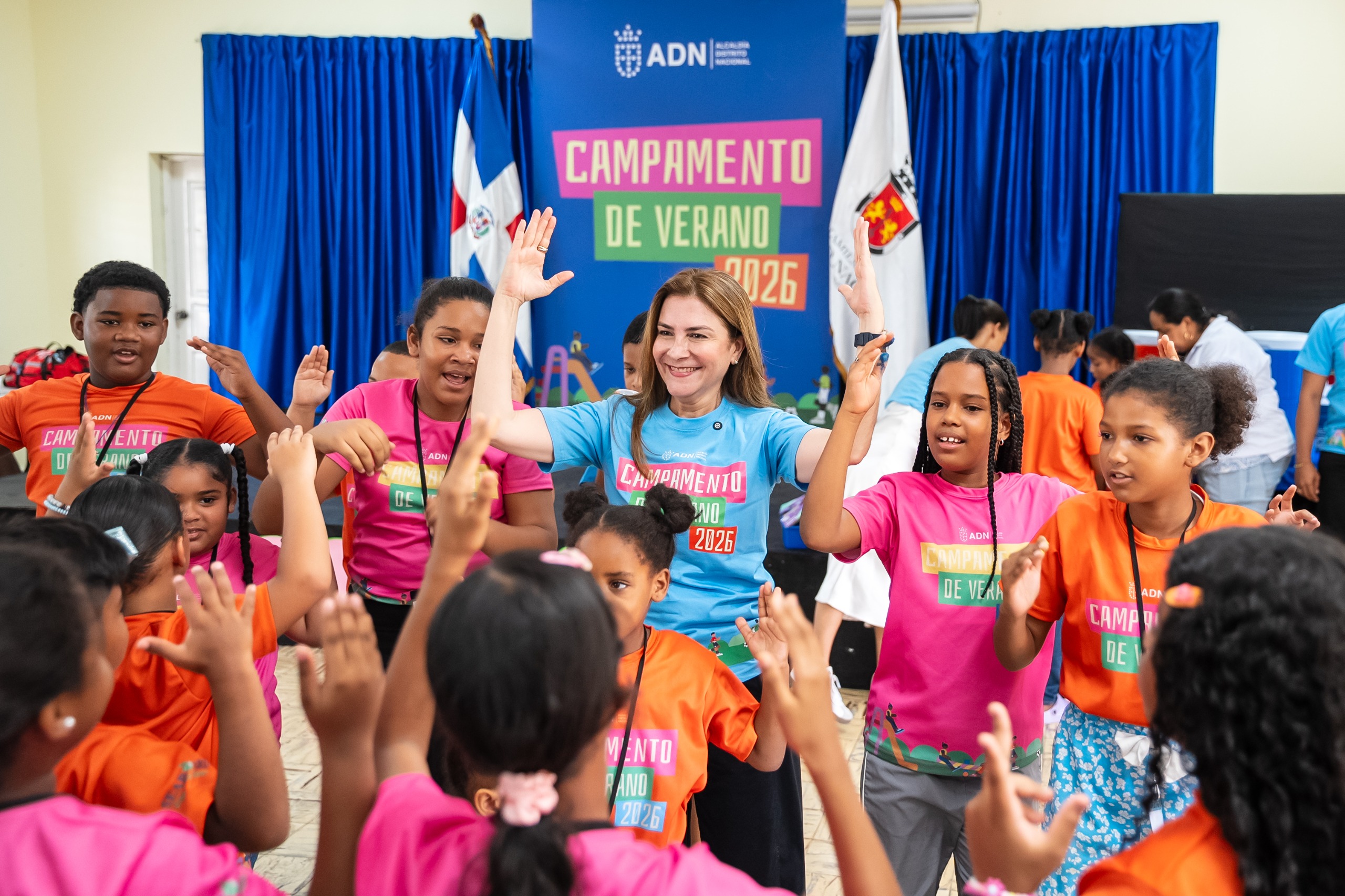 Carolina Mej&iacute;a comparte una ma&ntilde;ana de alegr&iacute;a y aprendizaje con cientos de ni&ntilde;os en el Campamento de Verano del Distrito Nacional