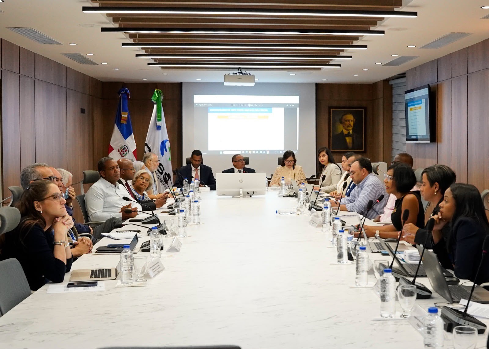 CNSS eval&uacute;a propuesta para la creaci&oacute;n de un Fondo de Medicamentos de Alto Costo