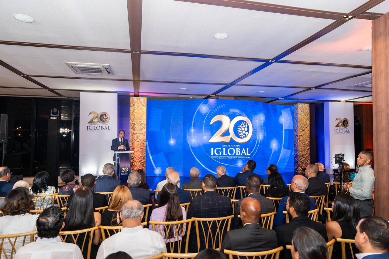 Leonel Fernández destaca aporte del IGLOBAL al país al celebrar 20 años y más de 1,600 egresados de maestrías y doctorados