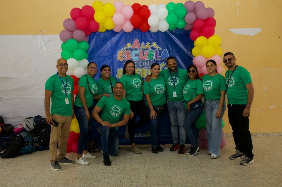 Empleados de edeeste donan útiles escolares a 200 niños de Miches como parte de su compromiso con las comunidades