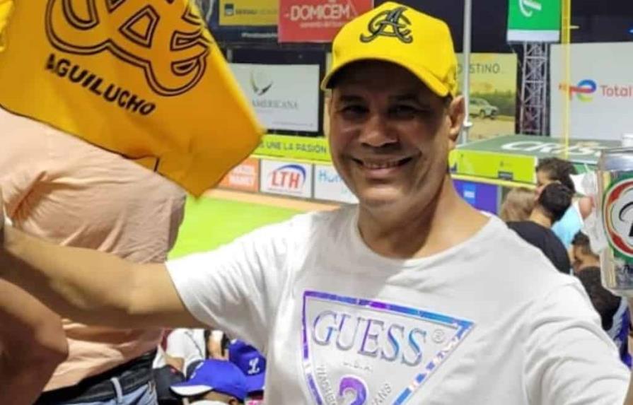 Fan&aacute;tico feliz por triunfo de &Aacute;guilas, triste por robo en su veh&iacute;culo en parqueo del estadio