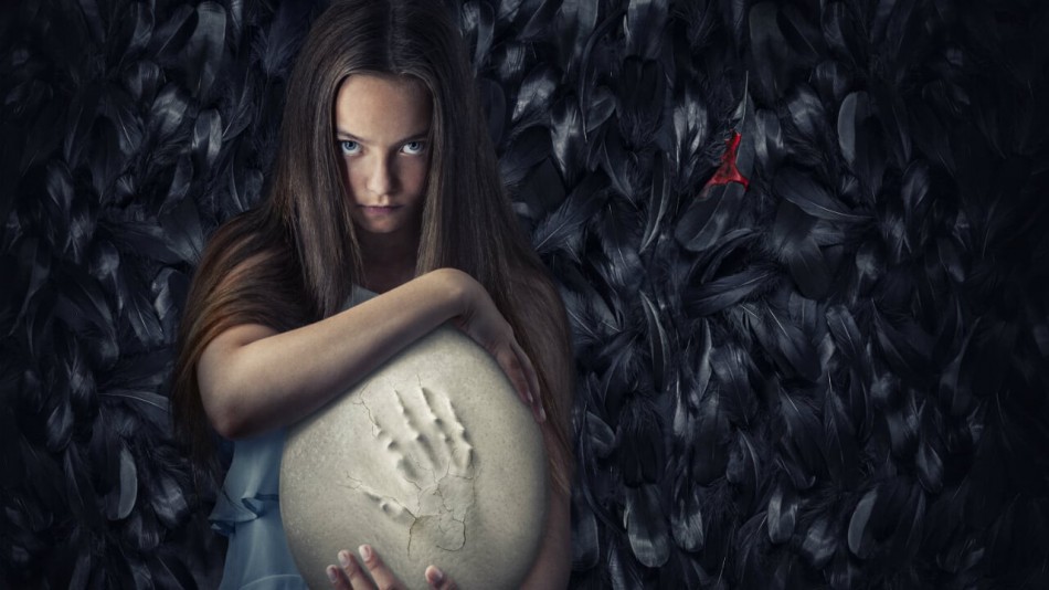 Fascinante tr&aacute;iler de 'Hatching', la nueva sensaci&oacute;n de terror de Sundance gira en torno a una ni&ntilde;a empollando un huevo monstruoso