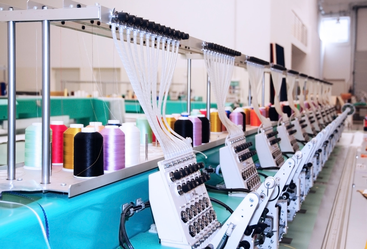 Inversionistas establecidos en la Zona Franca de Santiago utilizan inteligencia artificial en la industria textil