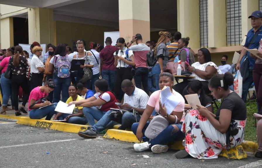 Cientos de j&oacute;venes abarrotan la UASD en busca de empleos