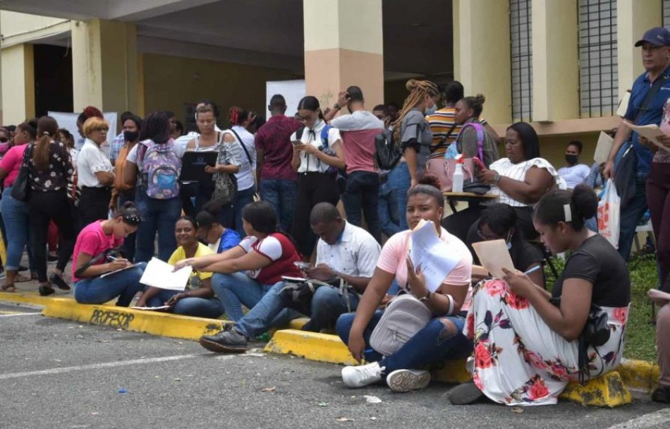 Cientos de jóvenes abarrotan la UASD en busca de empleos