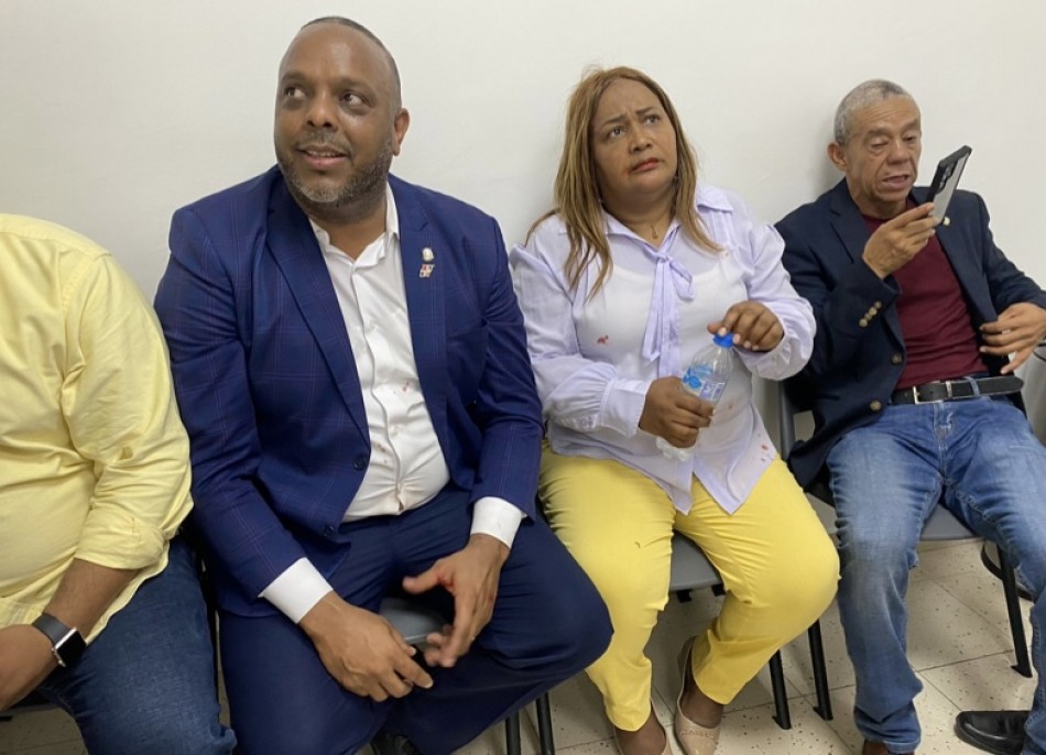 Agreden a cuatro diputados del PLD; Luis Henr&iacute;quez, Luis Vargas, Rudy Maria Mendez e Idenia Do&ntilde;&eacute;