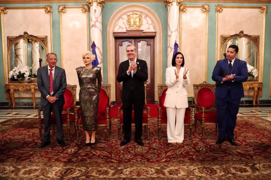 Presidente Abinader condecora a Negro Santos y Charyt&iacute;n Goico