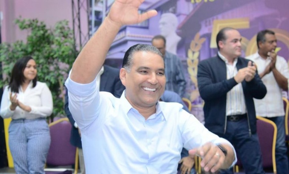 Luis Alberto inicia trabajos electorales con dirigentes PLD en Santo Domingo
