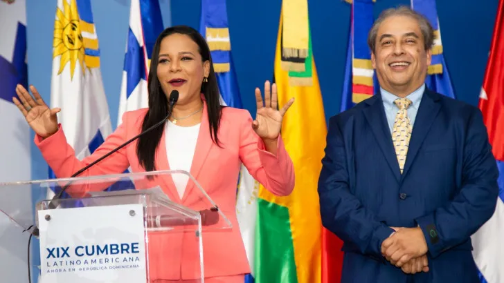 Colombia Alcántara recibe el premio "Líder de opinión pública" en la XlX Cumbre Latinoamericana