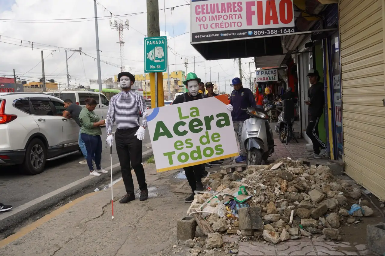 Ayuntamiento Santo Domingo Este notifica comercios ocupan aceras en San Vicente de Paul