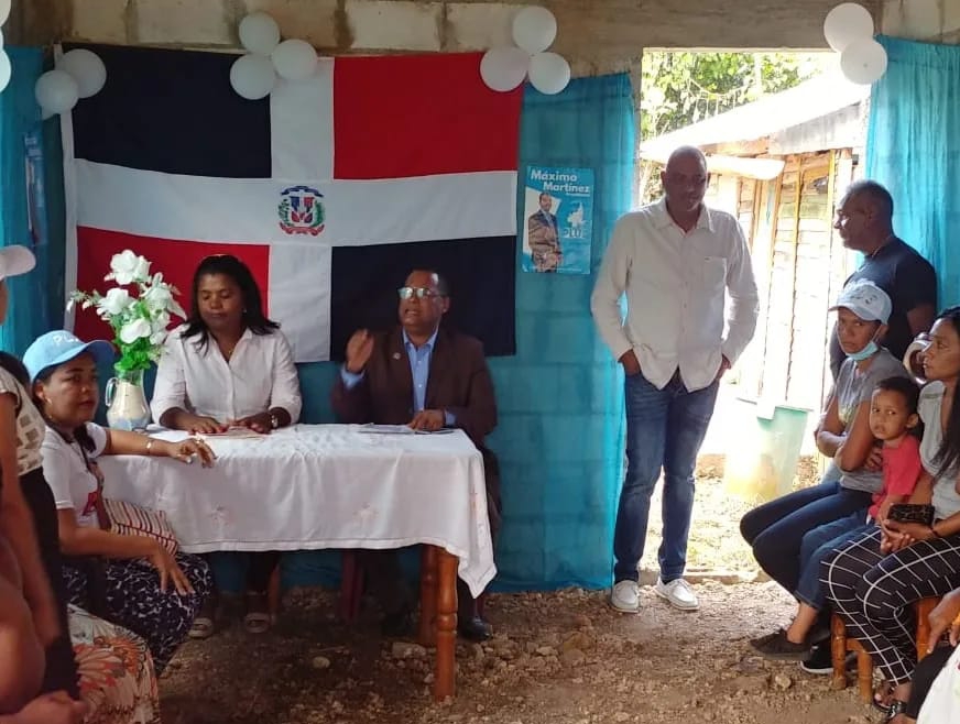 Presidente del partido Libre &uacute;nico y servicial, M&aacute;ximo Mart&iacute;nez encabezo un recorrido por distintos sectores de la provincia de Santiago