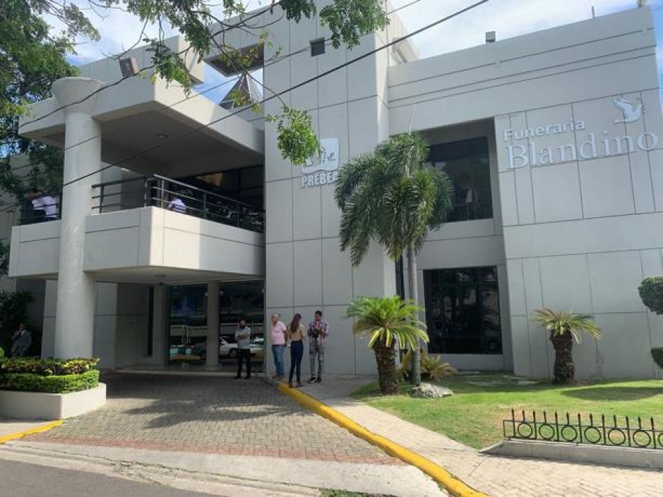 Familiares y allegados de Basilio Guzmán acuden a velatorio en Santiago