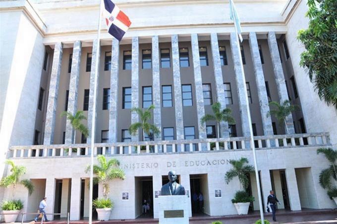 Minerd dispone un 10% de aumento salarial para los maestros, tras acuerdo con la ADP