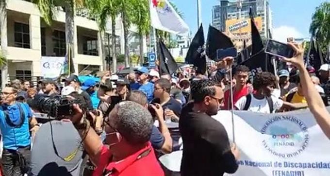 Ciudadanos marchan en demanda de una ley en favor de ni&ntilde;os con autismo