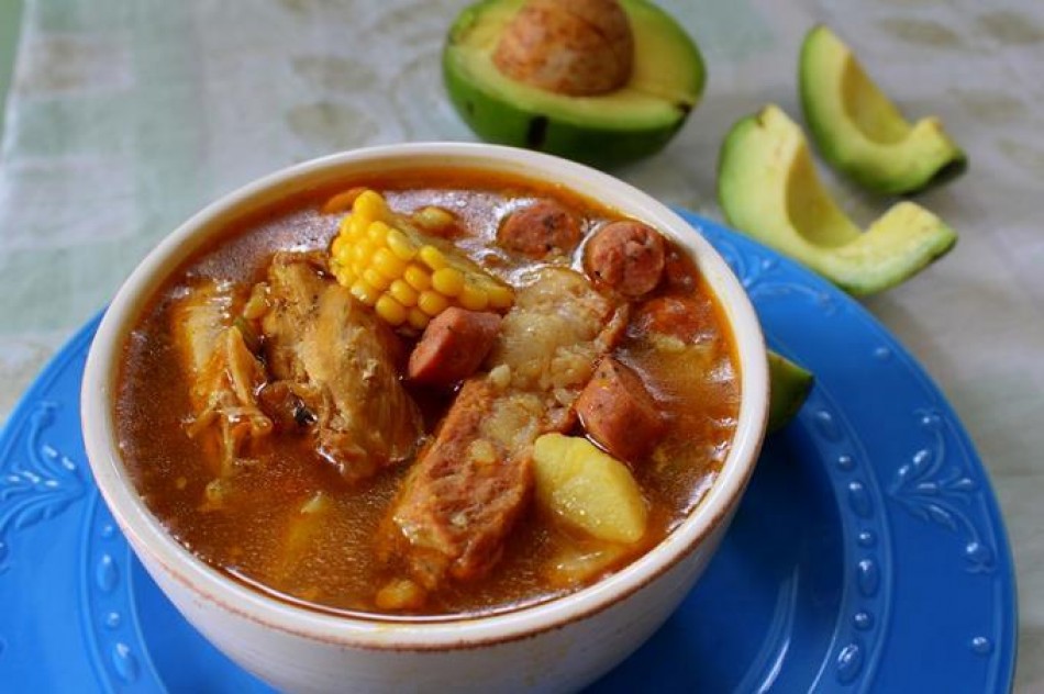 Salami, sancocho, chicharr&oacute;n..., la Embajada de EEUU recuerda que no se puede viajar con estos alimentos