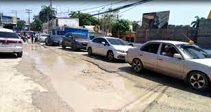 Calle da&ntilde;ada por trabajos de la CAASD empeora tr&aacute;nsito en Villa Mella