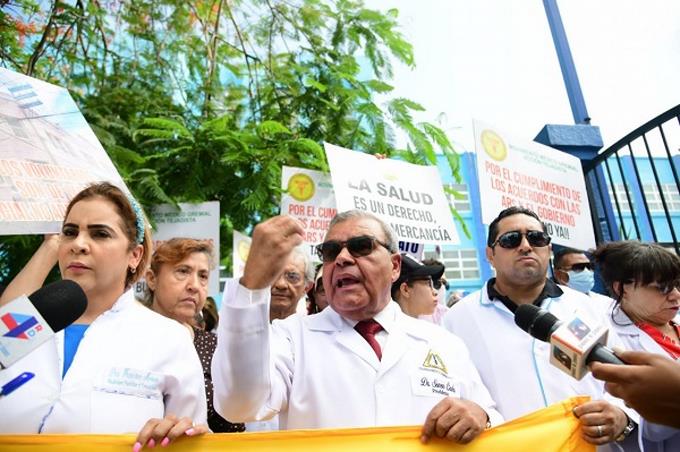 M&eacute;dicos exigen en marcha apertura de hospitales y mejora de condiciones laborales del personal sanitario