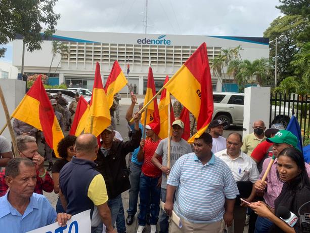 Santiago: Por segunda vez protestan frente Edenorte por alza en la tarifa el&eacute;ctrica