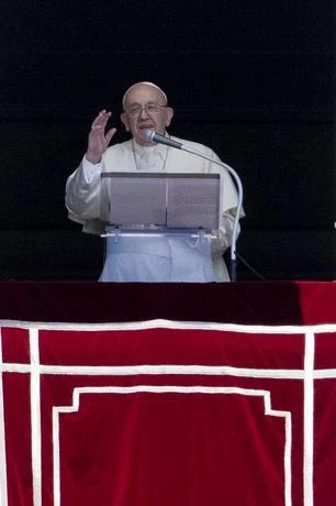 El papa avisa que pretender la eterna juventud es "delirante"