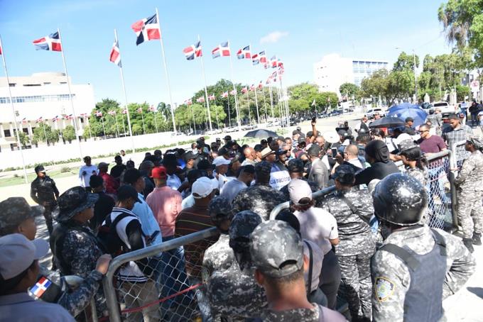 Militares y polic&iacute;as retirados protestan por reforma a leyes de FARD y la Polic&iacute;a