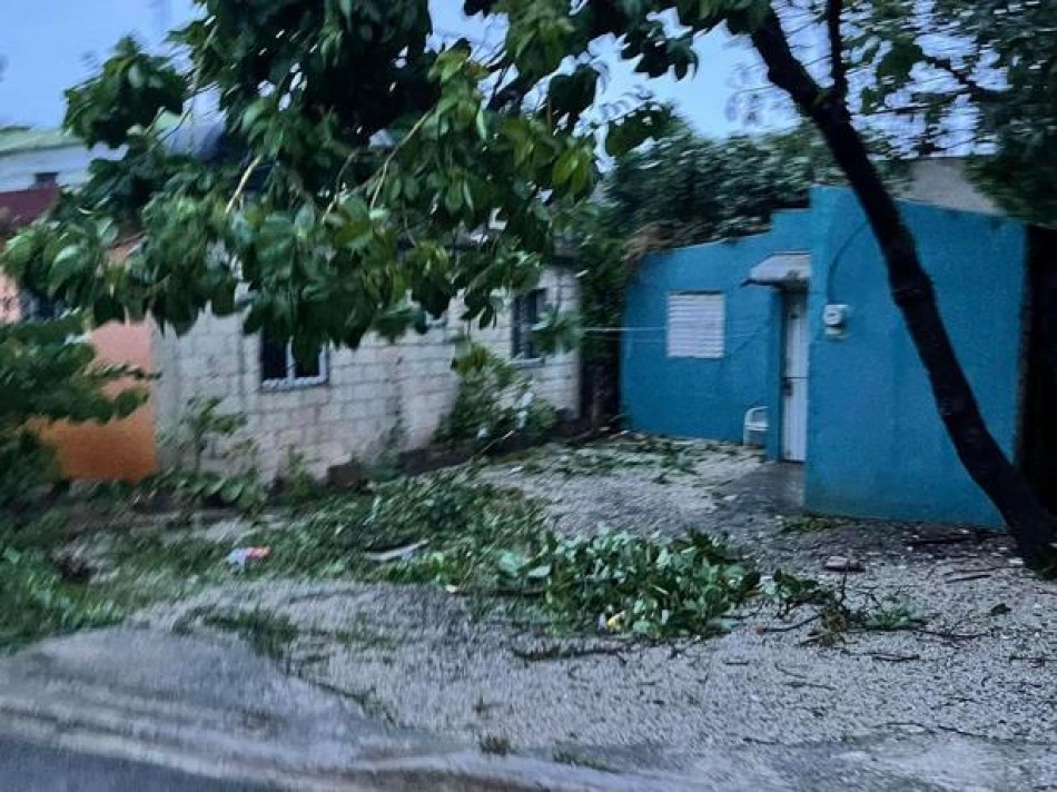 En Bávaro 3 personas están atrapadas en su vehículos, hay desplazados y localidades aisladas