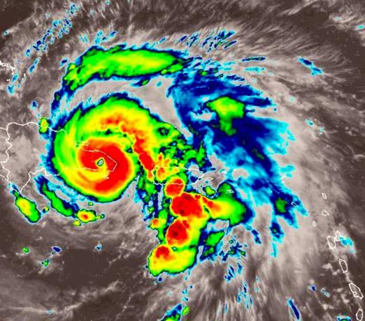 Otra perspectiva de la ahora enorme y fuerte Fiona mientras el ojo se aleja ya de Rep&uacute;blica Dominicana