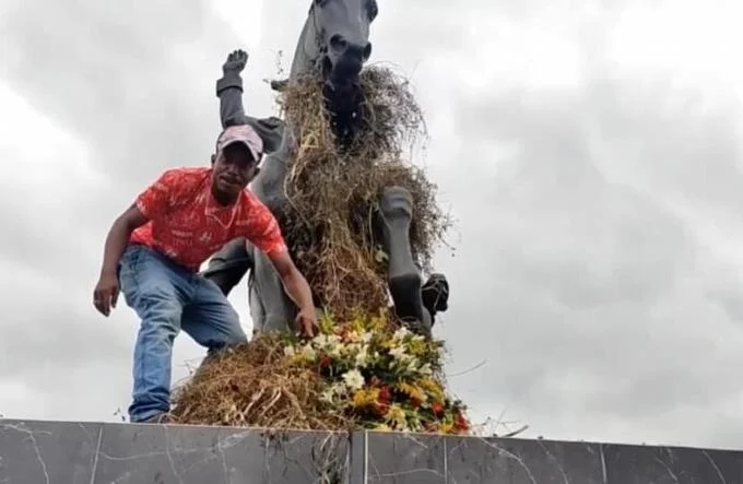 Haitianos vandalizan monumento al padre fundador Jean-Jacques Dessalines