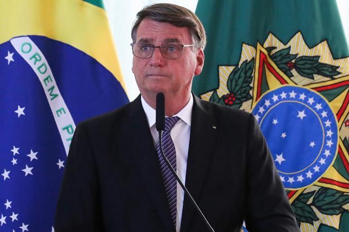 Bolsonaro dice que Brasil elige entre "primer mundo" y la "escoria comunista"