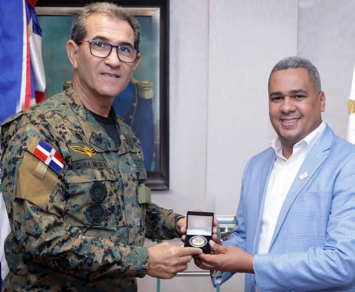 Director de INPOSDOM Erick Guzm&aacute;n realiza visita de cortes&iacute;a a ministro de Defensa D&iacute;az Morfa
