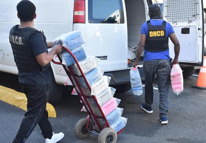 Autoridades decomisan 62 paquetes de coca&iacute;na en el Puerto de Sans Souci