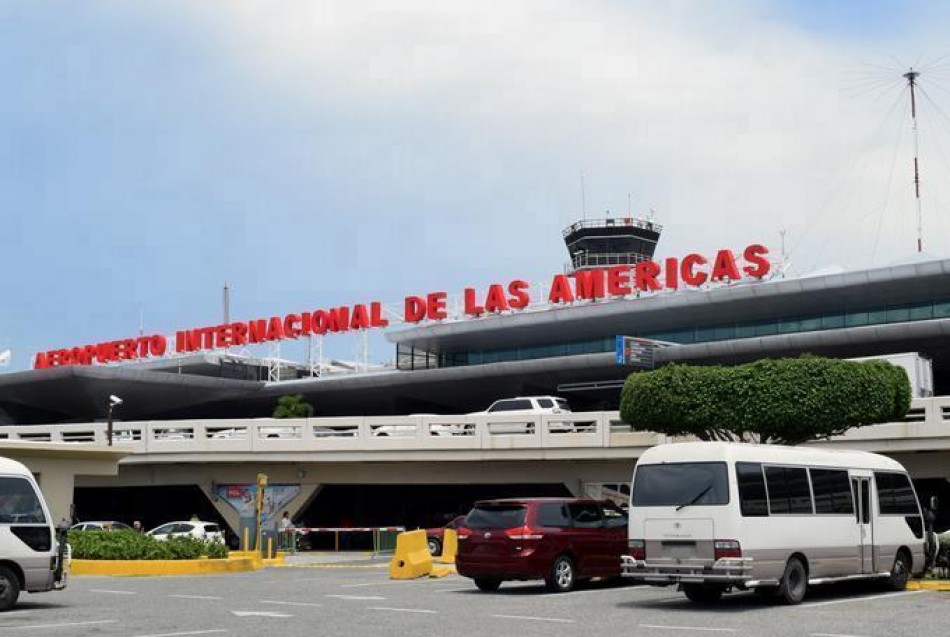Migración suspende dos agentes del Aeropuerto de las Américas tras denuncias de soborno