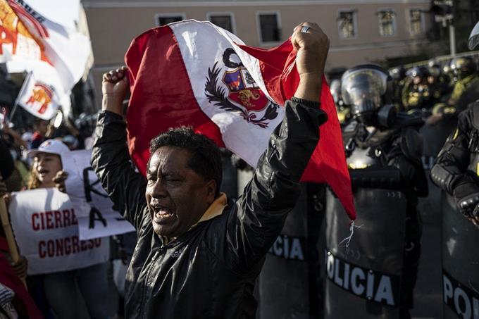 Protestas en Per&uacute; piden liberar a Castillo tras fallido autogolpe