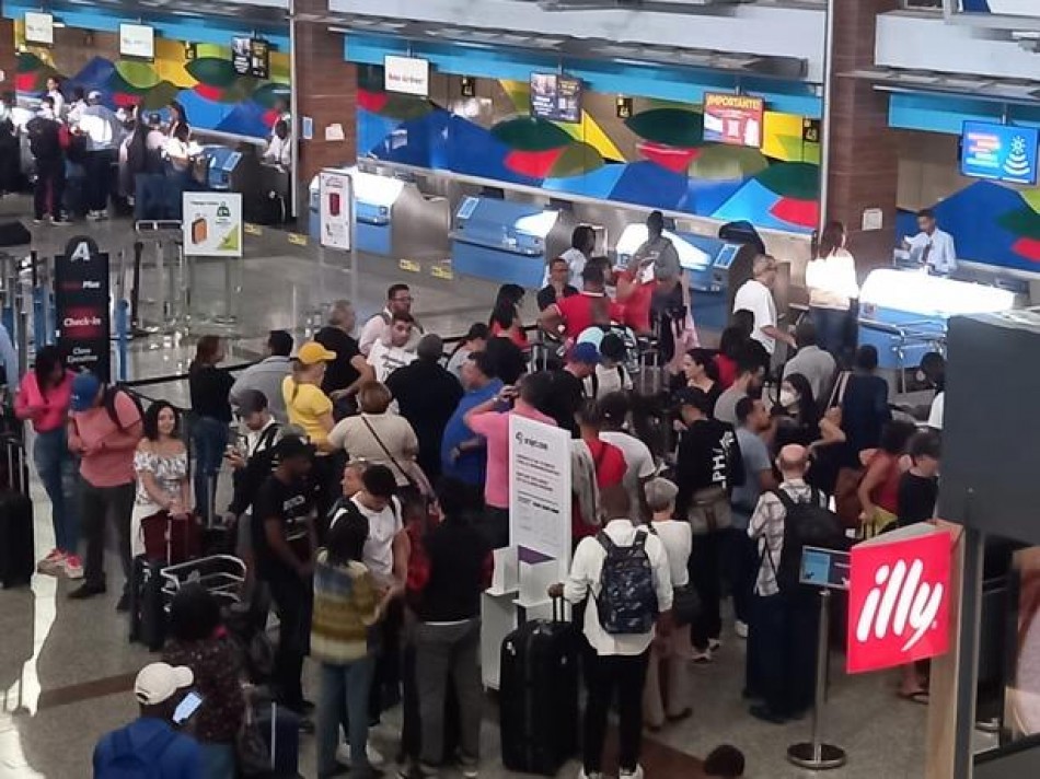 Viajeros entran y salen por el AILA sin mascarillas