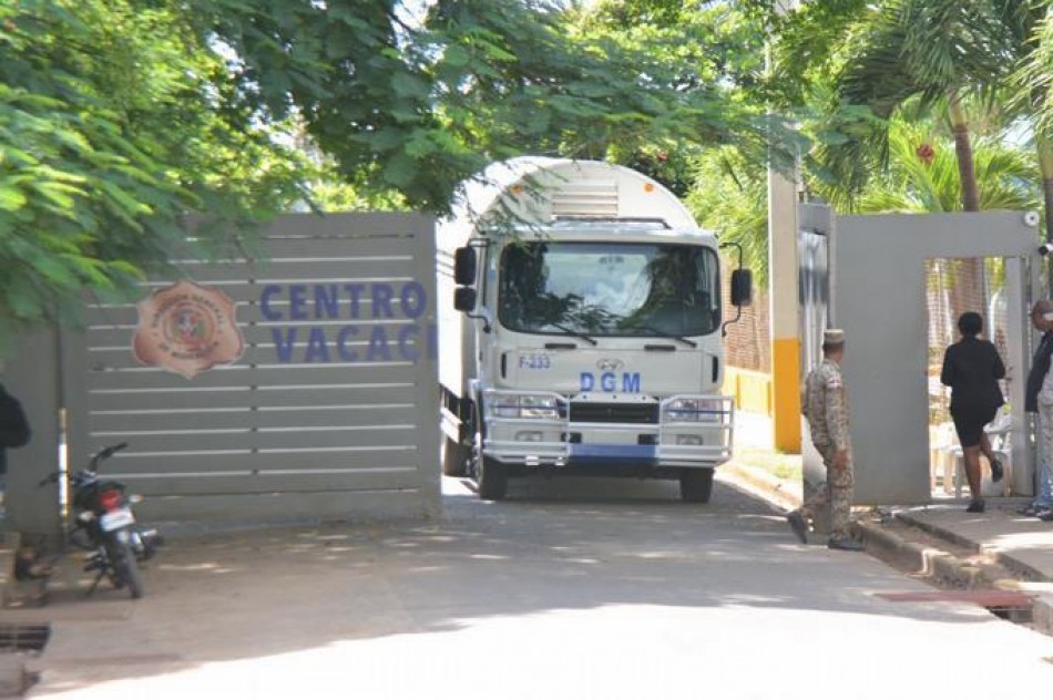 Titular de Migraci&oacute;n verifica operaciones en Centro de Haina