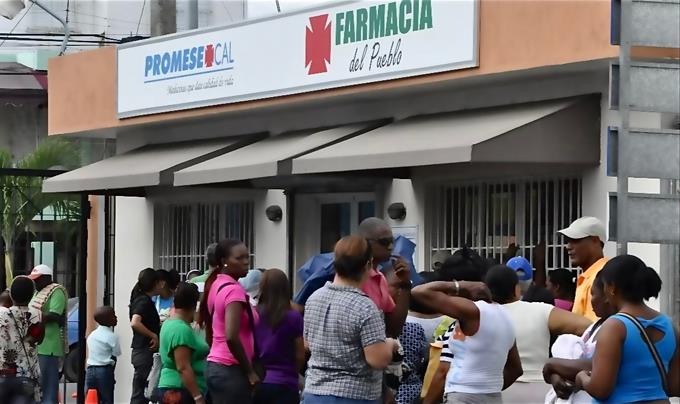Abarrotan las farmacias populares buscando medicinas