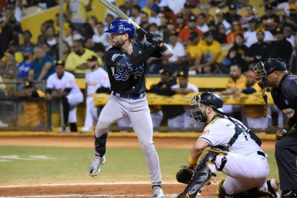 Licey supera a las &Aacute;guilas de mano de Hall y Barrera