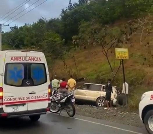 Dos muertos y dos heridos en accidente de tr&aacute;nsito en la autopista Duarte