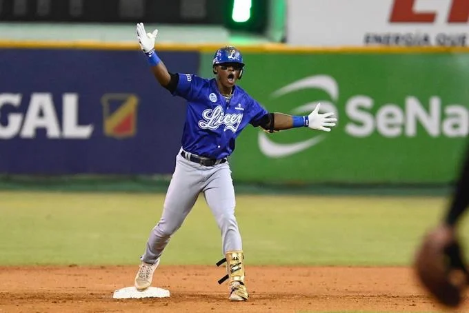 A base de palos Tigres empatan serie final contra Estrellas, 8-3