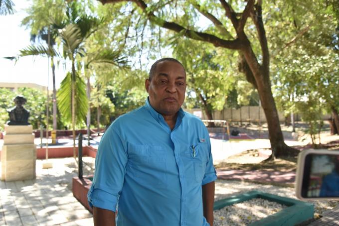Alcalde de Santo Domingo Oeste asegura basura en las calles es por "falta de educación"