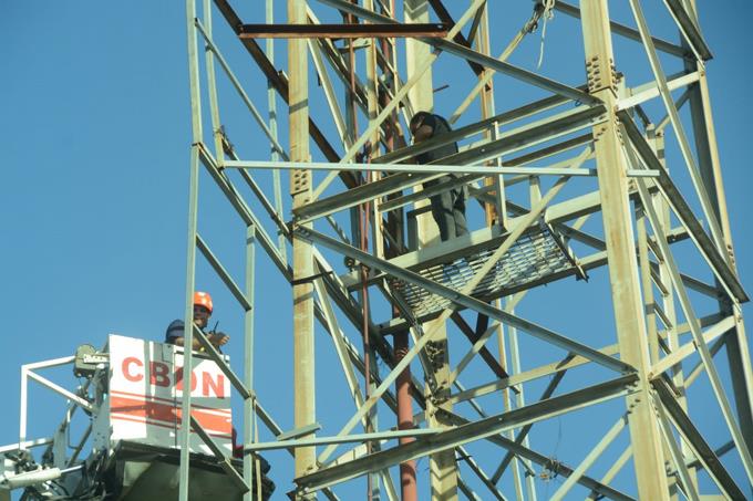 Bajan de torre del estadio Quisqueya a hombre que intent&oacute; lanzarse