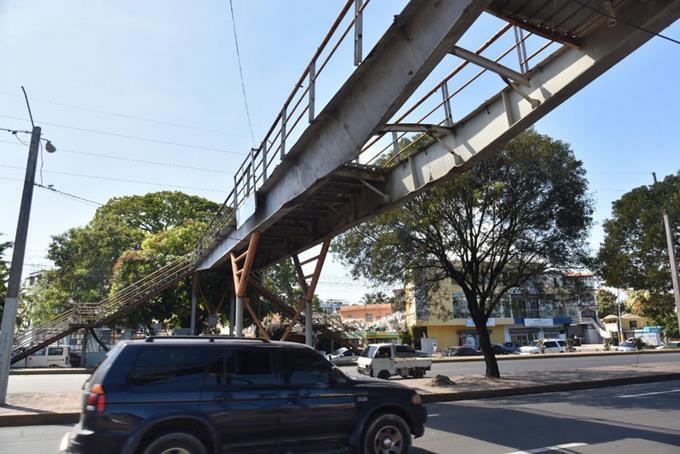 Puente peatonal de la avenida Charles de Gaulle sigue fuera de servicio