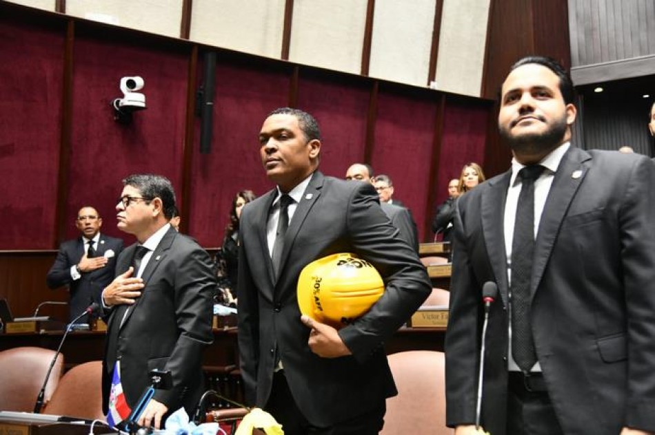 Botello solo asiste a un acto en el Congreso para encabezar marcha por el 30 % de las AFP