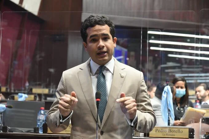Omar Fern&aacute;ndez de la Fuerza del Pueblo encabeza la lista de los diputados mejor valorados por la ciudadan&iacute;a