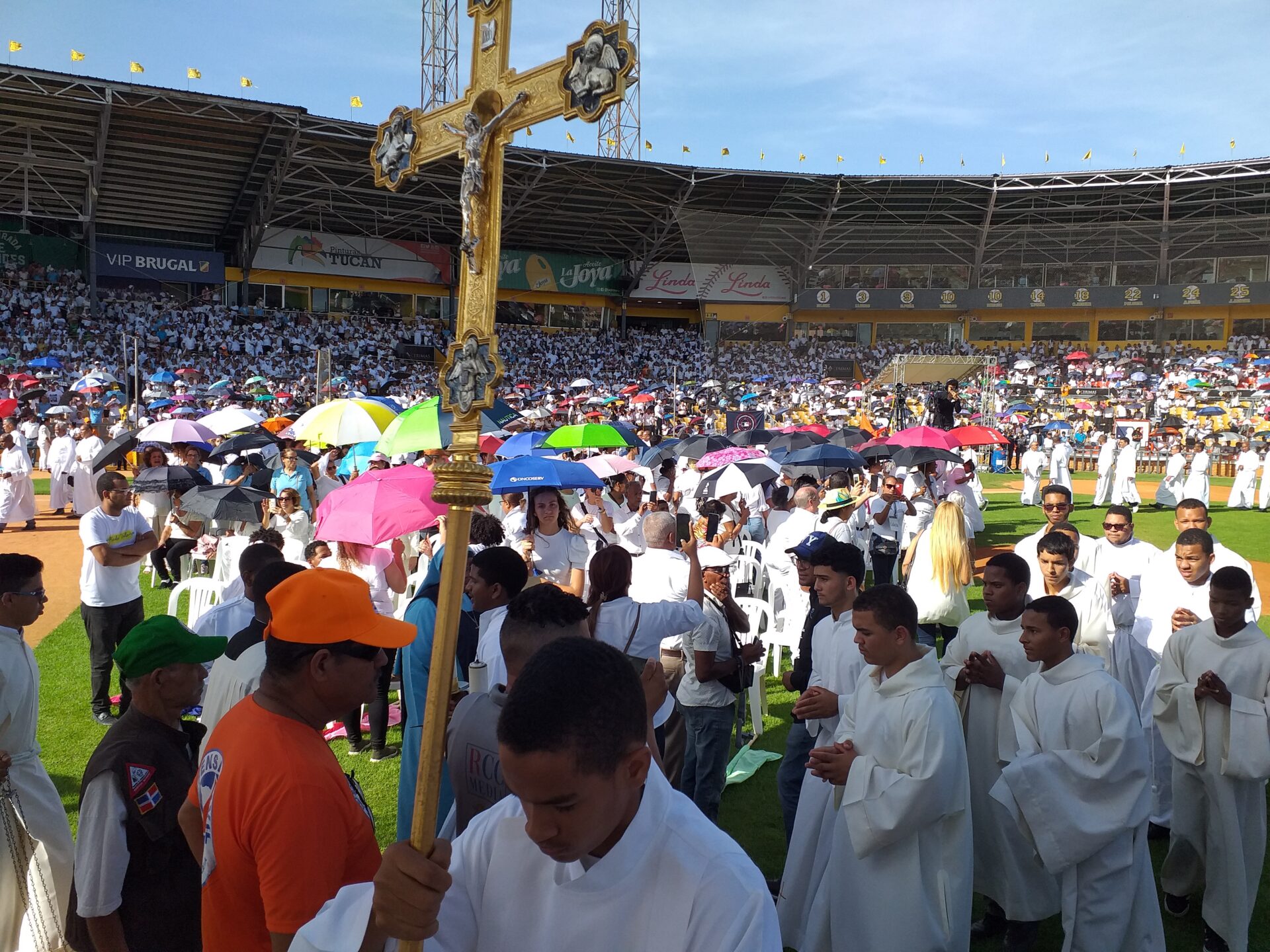 Cientos de feligreses caminaron en procesi&oacute;n desde la catedral Santiago Ap&oacute;stol El Mayor hasta el estadio Cibao
