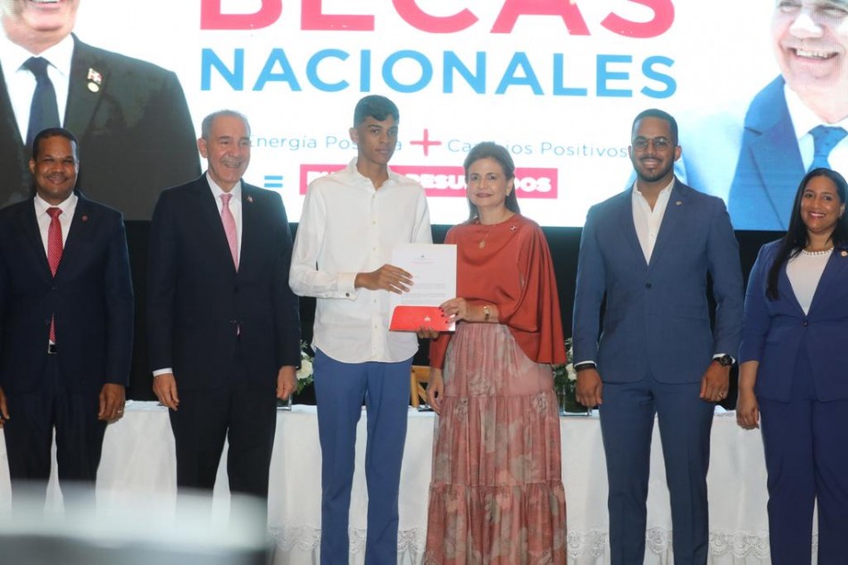 Vicepresidenta encabeza acto de entrega becas nacionales a jóvenes