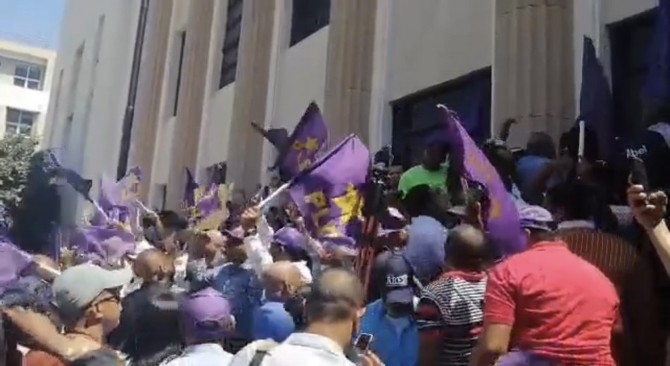 Abel Mart&iacute;nez penaliza el lanzamiento de bombas lacrim&oacute;genas a la Casa Nacional del PLD