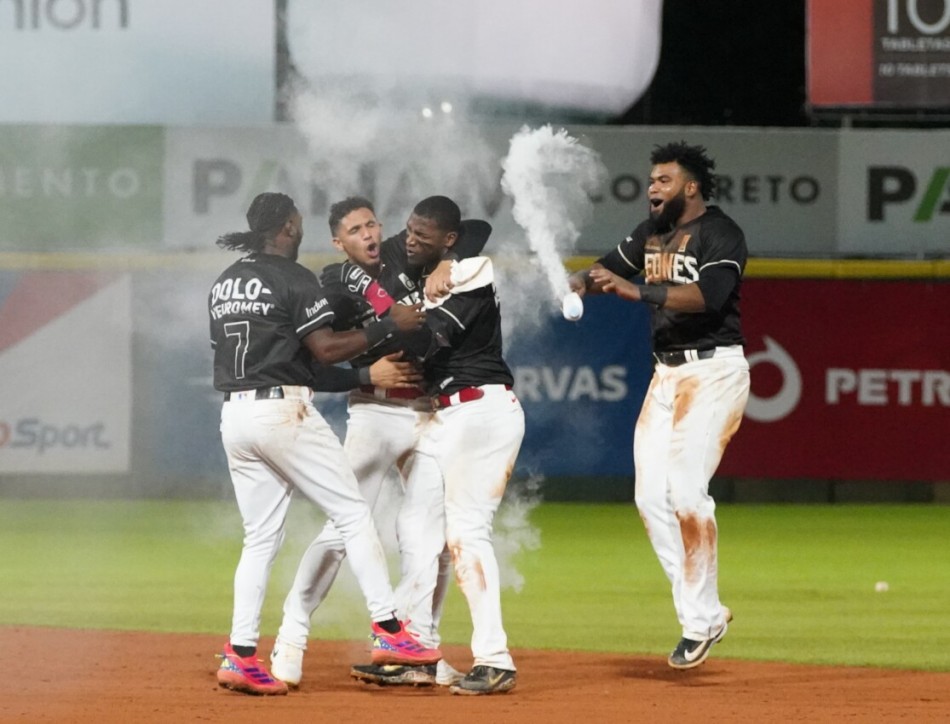 Junior Lake conecta hit del triunfo para Leones que deja en el terreno a los Gigantes