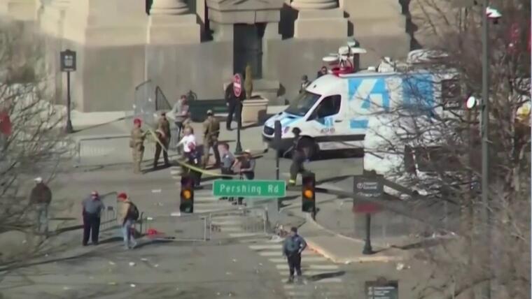 Nuevas im&aacute;genes en vivo durante el tiroteo en Kansas