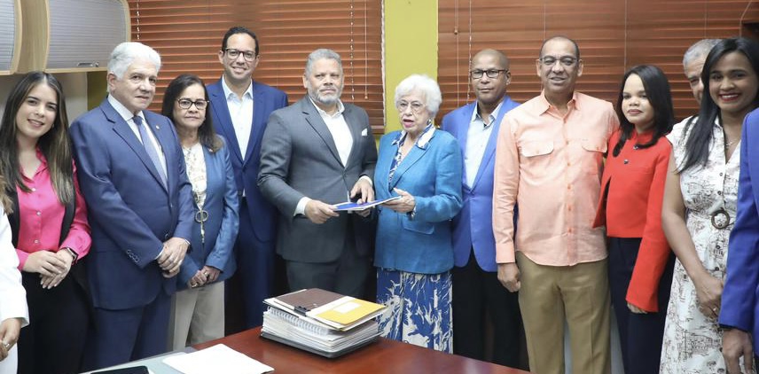 Partidos dominicanos depositan en JCE sus listas de candidatos